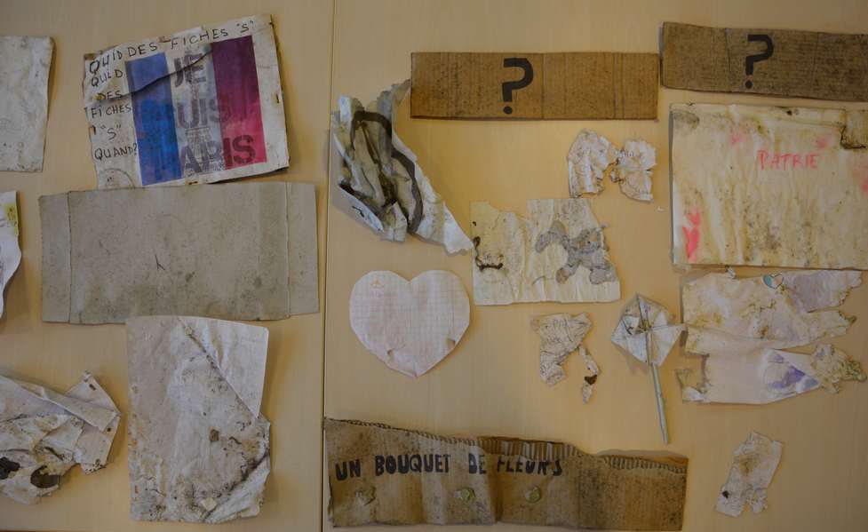 Séchage des messages avant restauration. Archives de la Ville de Montpellier