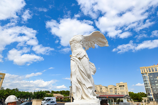 La statue « Victoire de Samothrace » restaurée au centre de l'esplanade de l’Europe
