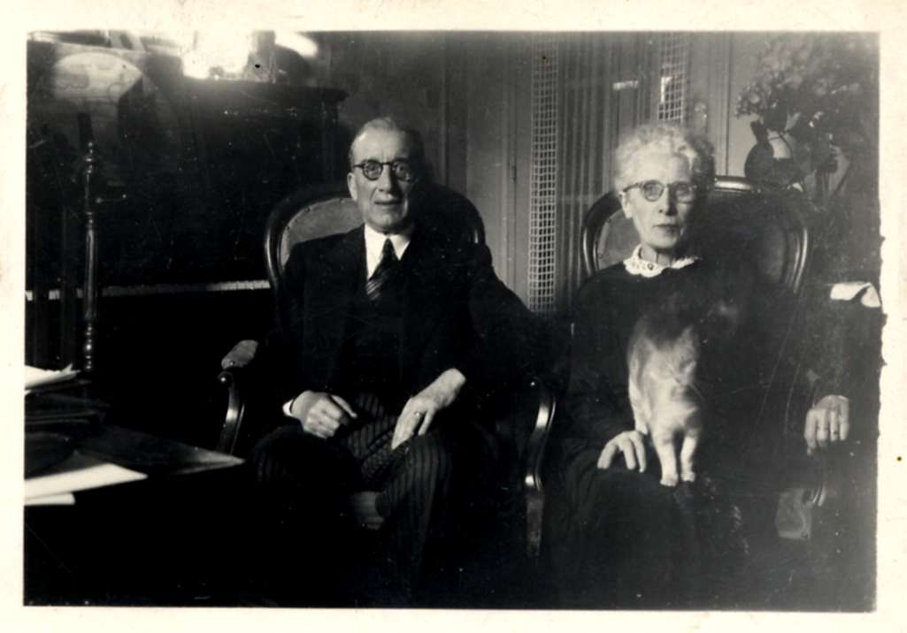 Les parents de J. Demessieux, août 1947, dans leur appartement 8, rue du Dr Goulon, Paris XIIe. AMM, photographie, 4 S 20 08 1
