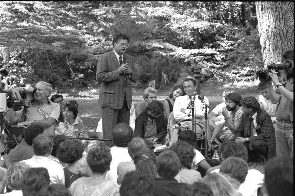 1987 Visite de Michel Rocard en campagne présidentielle. AMM, 652W13