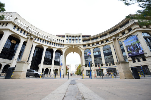 La ville de Montpellier illumine la coupole de l'Hôtel de la Métropole en bleu
