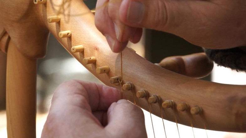 Gros plan sur la fabrication de la harpe