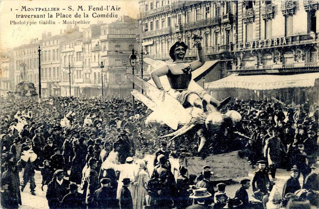 Carnaval, sa majesté Fend-l'Air traversant la Place de la Comédie, vers 1900, 6Fi 679