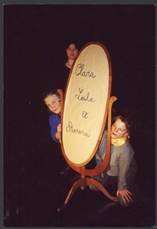 Scène pièce de théâtre Clara, Leïla et Aurora, 2001. AMM, photographie, 42 S 7