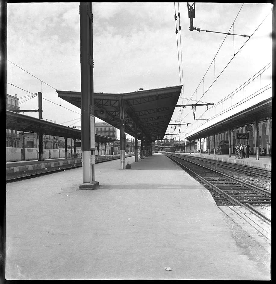 Vue des quais de la gare de Montpellier pendant les grèves d’août 1953. AMM, photo Jean Ribière, 13Fi5