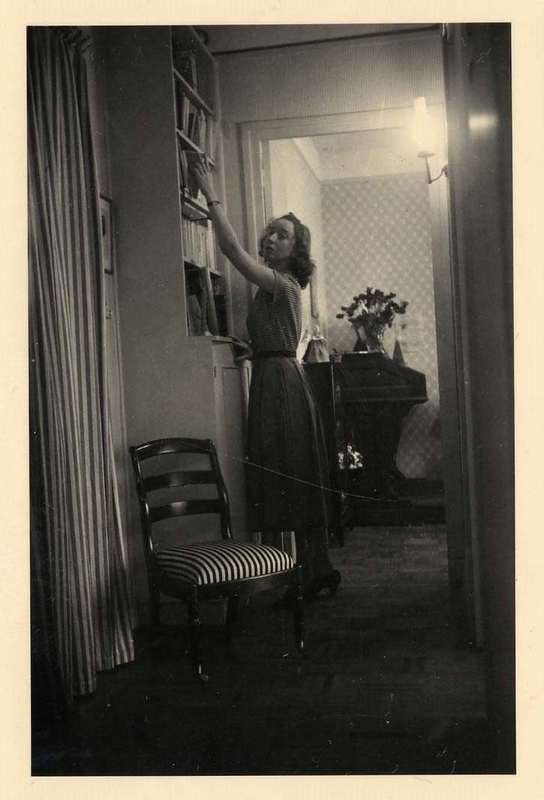 Jeanne Demessieux, dans son appartement Paris, s.d. AMM, photographie, 4 S 20 36 1