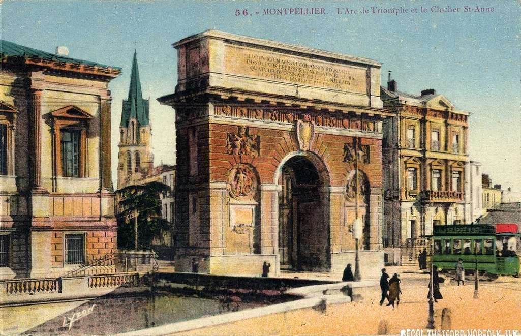 L'Arc de triomphe et le clocher Sainte-Anne, vers 1900. Archives municipales de Montpellier, carte postale, 6Fi807