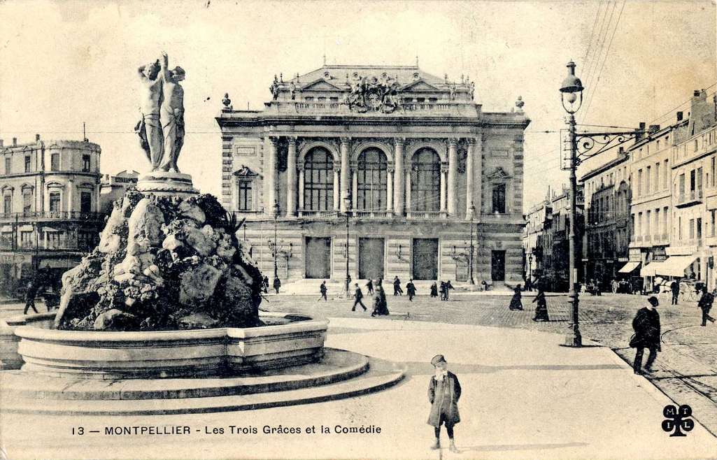 Les trois grâces et la Comédie, vers 1900. Archives municipales de Montpellier, carte postale, 6Fi304