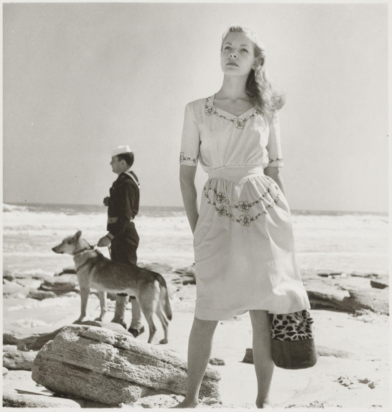  L’actrice Lauren Bacall à la plage