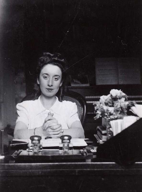 Jeanne Demessieux dans son studio à Paris, 1935. AMM, photographie, 4S20 28 1