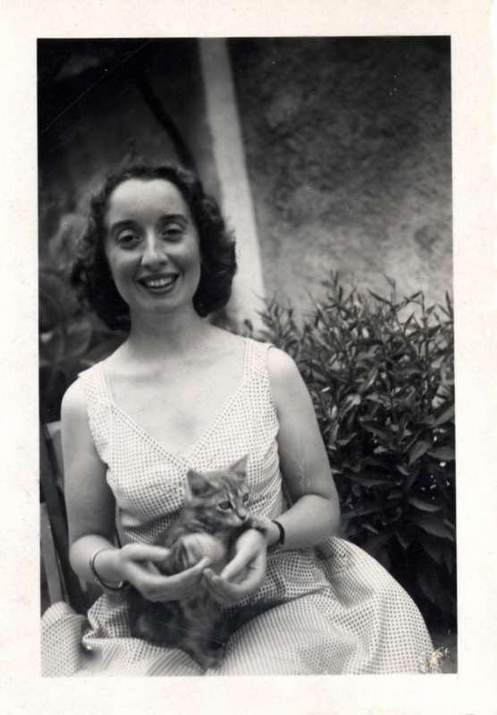 J. Demessieux chez ses parents, Aigues-Mortes, 1954. AMM, photographie, 4 S 20 11 1
