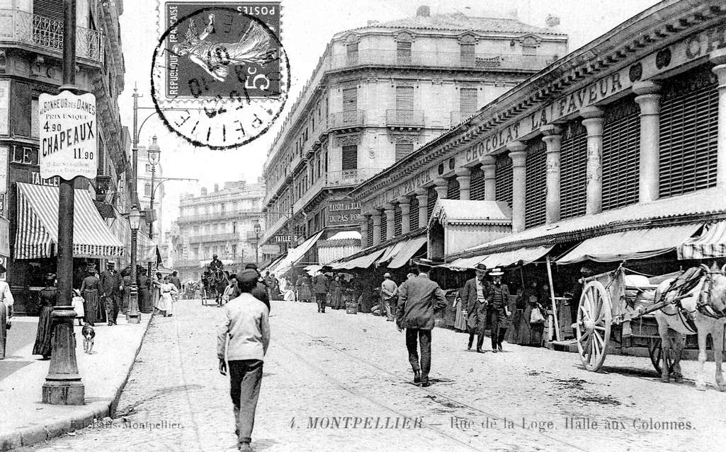 Rue de la loge. Halles aux colonnes, vers 1900. Archives municipales de Montpellier, carte postale, 6Fi27