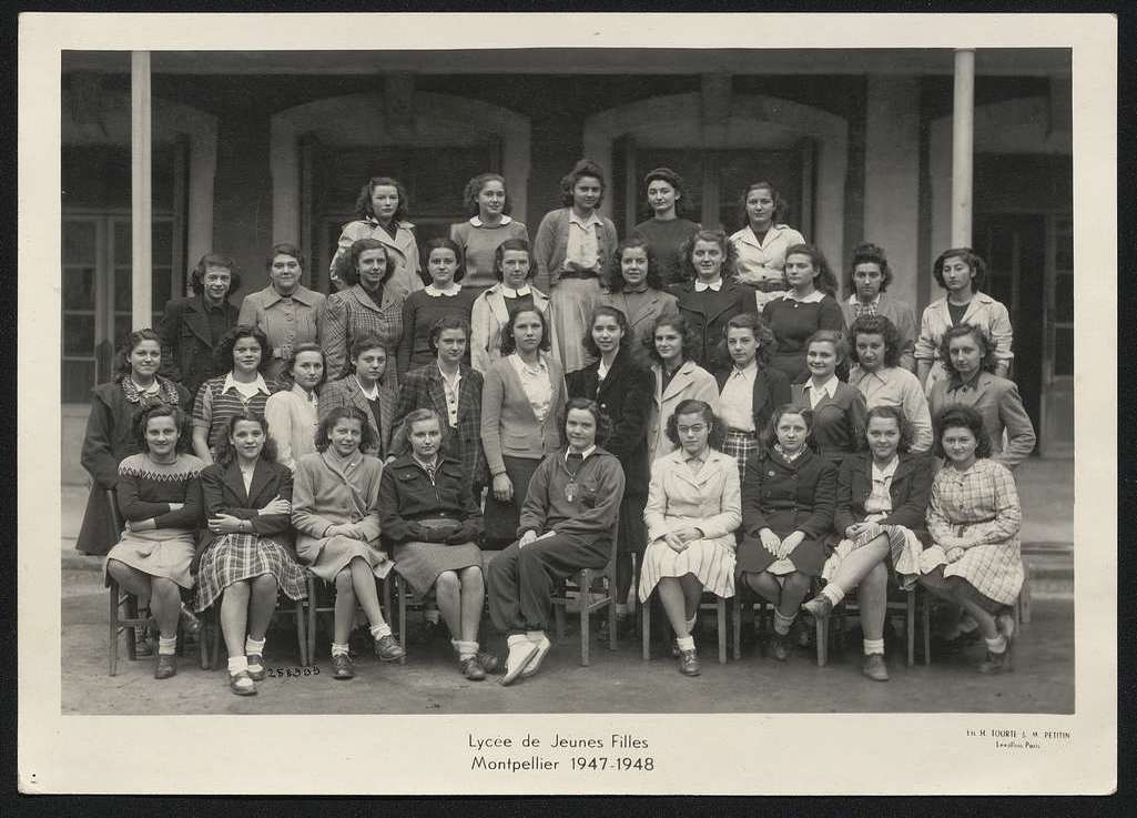 Photographie de classe d'Andrée Ferran (au premier rang, la troisième à partir de la gauche), 1947-1948. AMM, 42 S 26