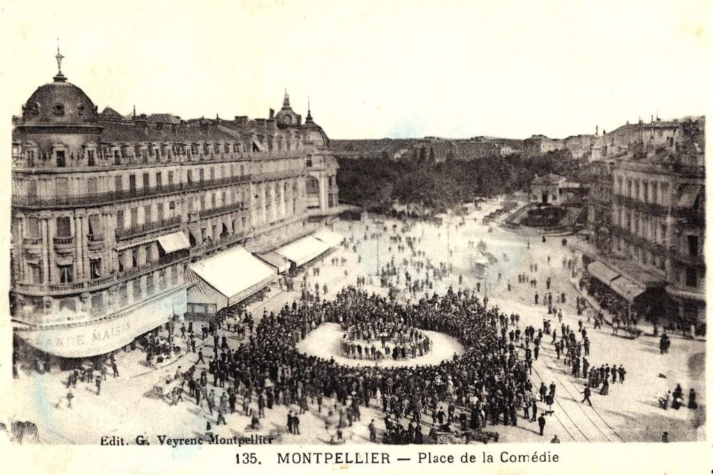 Rassemblement Place de la Comédie, vers 1900, 6Fi 599