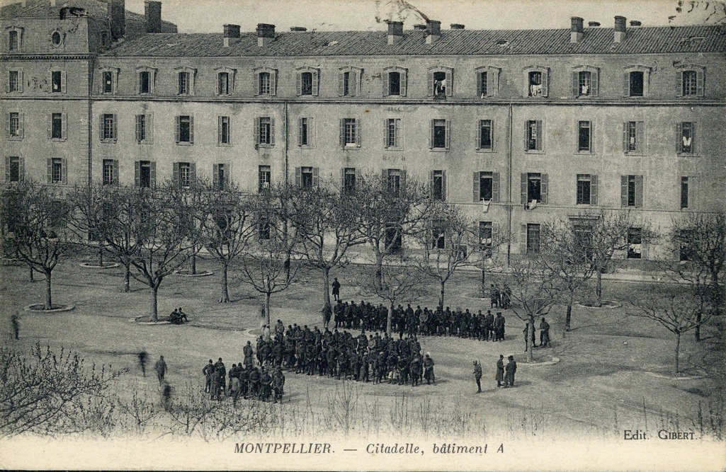 Citadelle, bâtiment A, vers 1900. AMM, carte postale, 6Fi1511