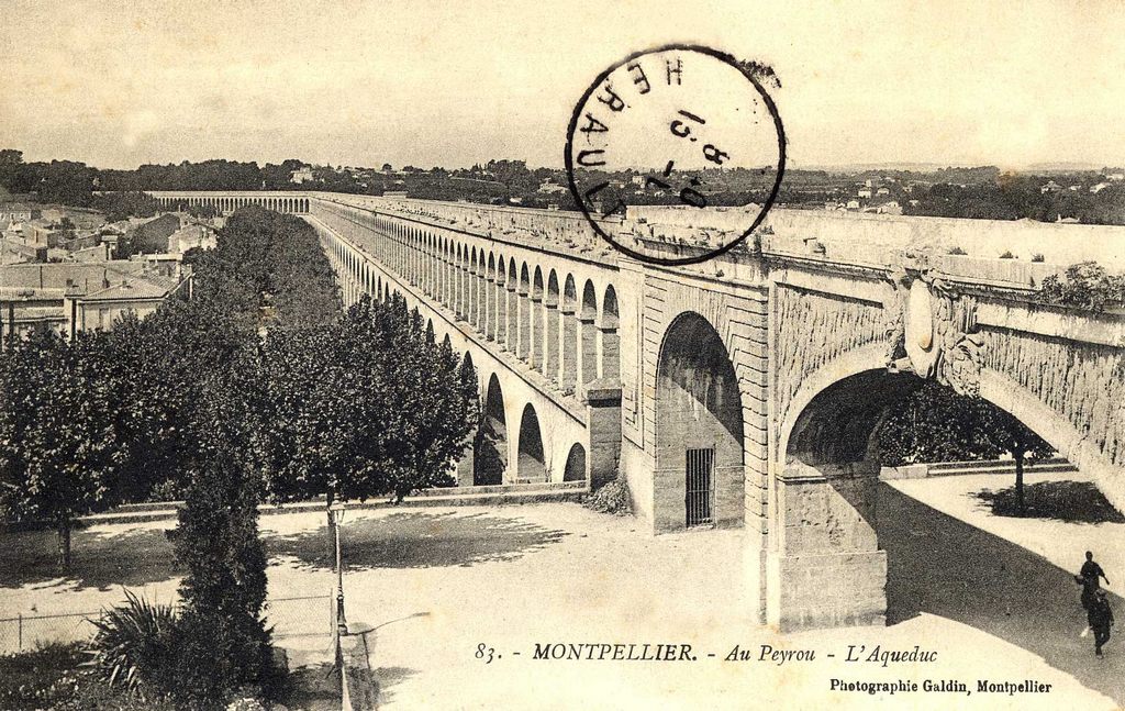 Montpellier, au Peyrou, l'Aqueduc. Archives municipales de Montpellier, carte postale autour de 1900, 6Fi90