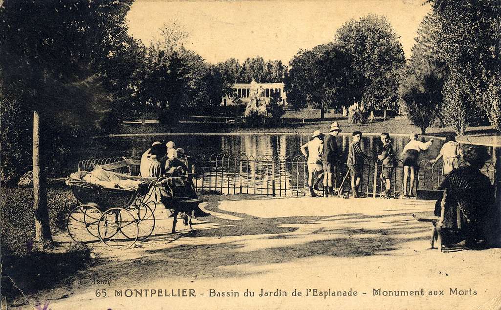 Bassin du jardin de l'Esplanade, monument aux morts, vers 1900. AMM, carte postale, 6Fi855