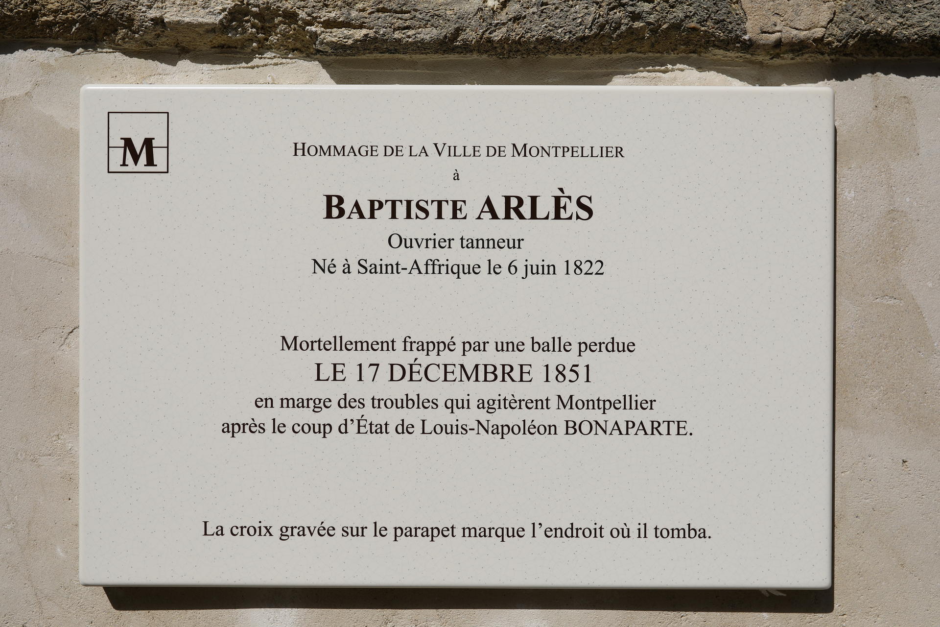 Photo de la plaque en hommage à Baptiste Arlès
