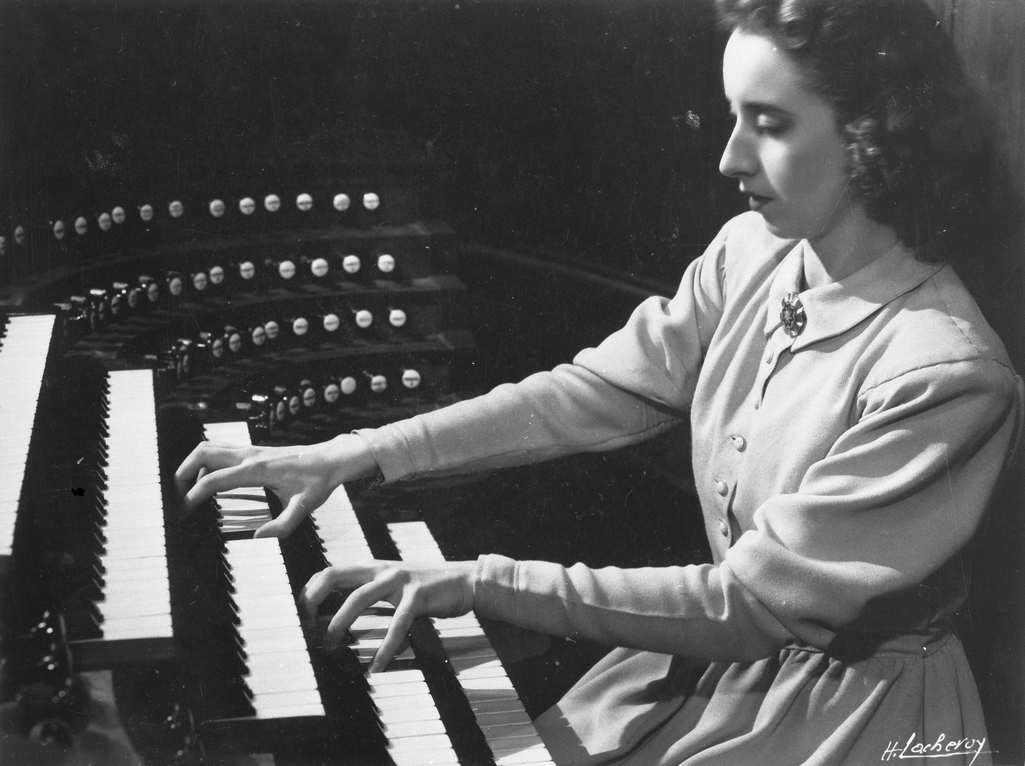 Jeanne Demessieux au grand orgue de l’église Saint-Sulpice à Paris, photo Henri Lacheroy, 1946