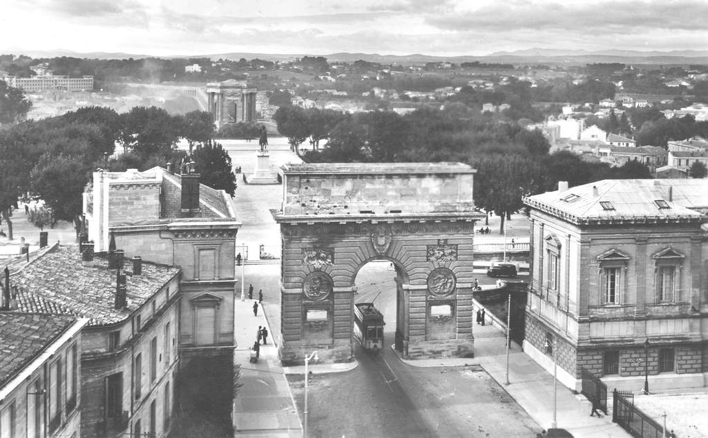 Vue panoramique sur le Peyrou, carte postale autour de 1900. Archives de la ville de Montpellier