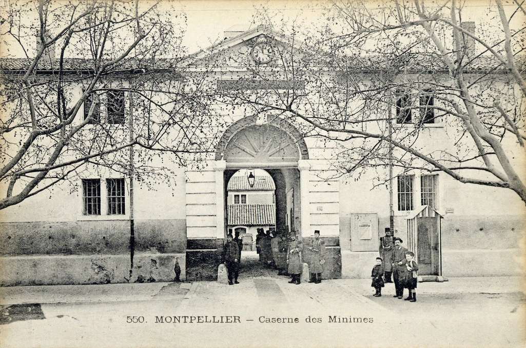 Caserne des Minimes, vers 1900. AMM, carte postale, 6Fi923