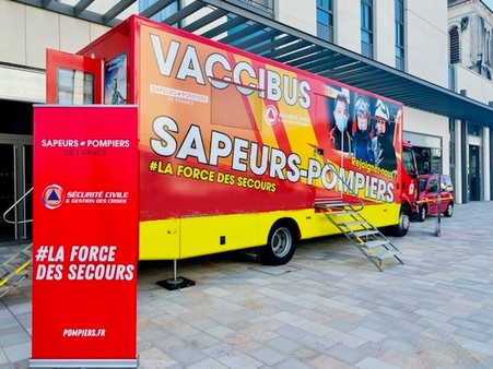 Un Vaccibus propose aux spectateurs du Tour de France de se faire vacciner contre la Covid-19 ce vendredi 9 juillet 2021